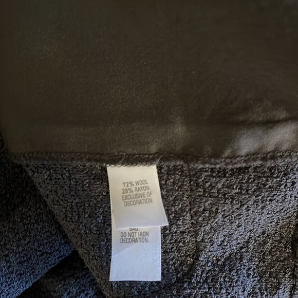 Gorgeous St John Knit jacket with chain detail in slate (gray) size 10 - Picture 7 of 8